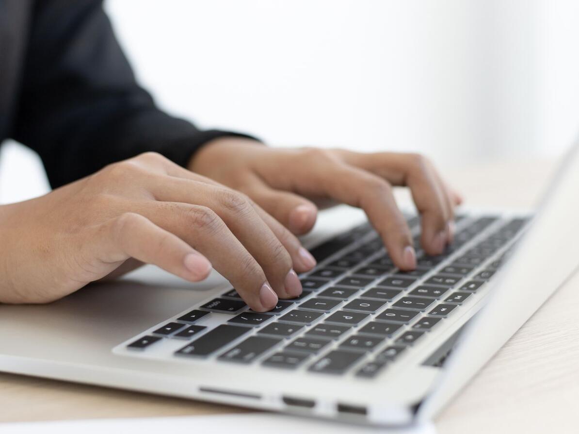 person ved computer