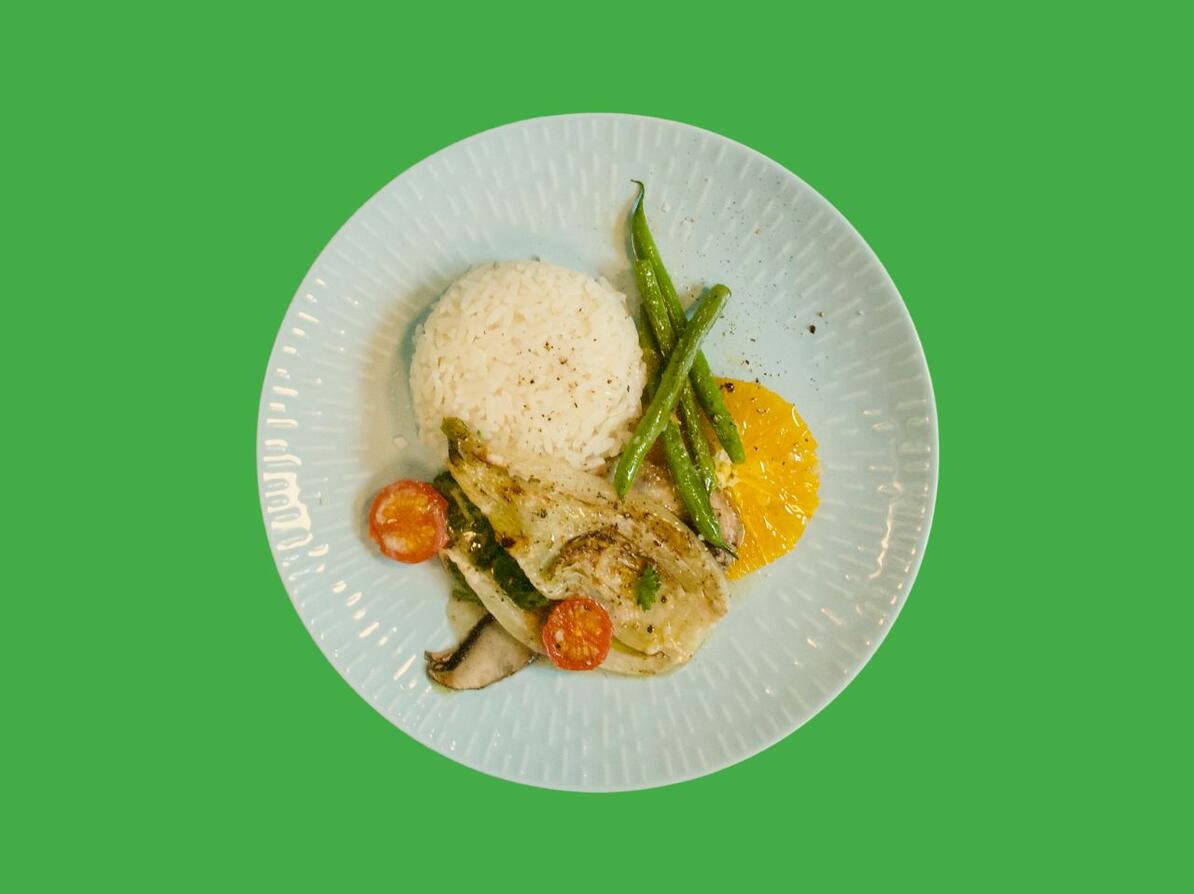 Tallerken med Fennikel i fad med grønne bønner og appelsinsalat