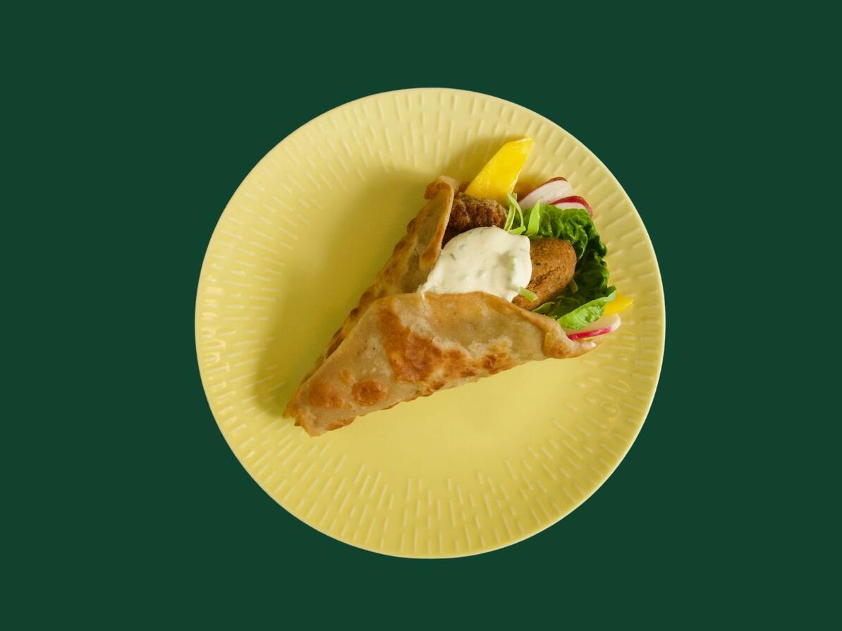 Tallerken med kyllinge-falafel vaffel