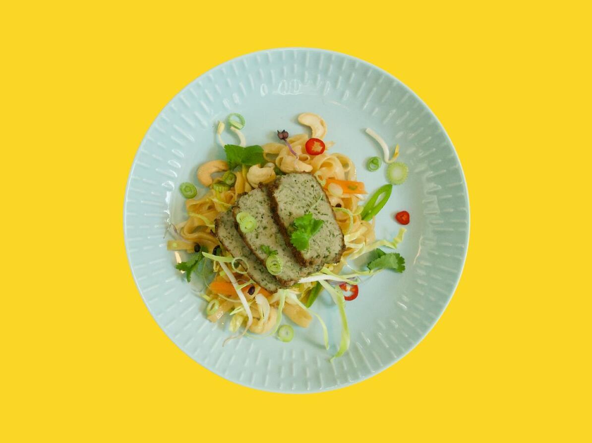 tallerken med nuddelsalat