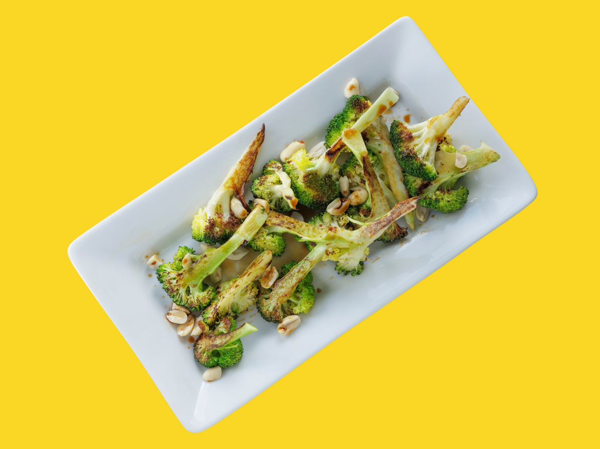 Fad med broccoli der er stegt i soya