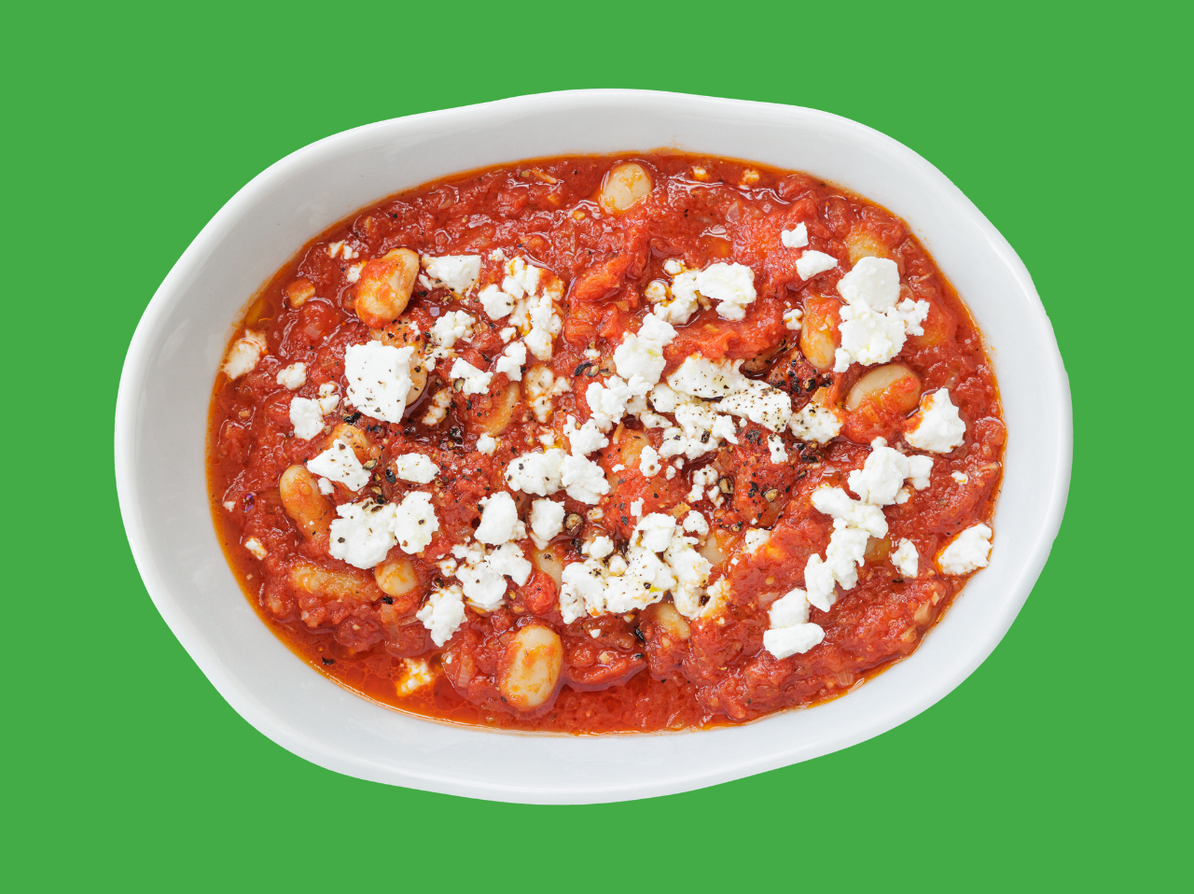 skål med tomatsaovs og feta og hvide bønner
