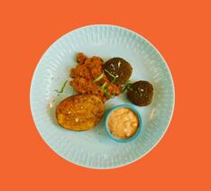 Tallerken med tofuboller og tomatsauce